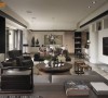 设计师王俊宏以纯熟的表现手法，并购置当代时尚的设计款家具，形塑独特的品味空间。