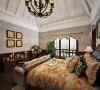 卧室是一贯是美式风格的别墅设计，粗犷的碎花，高大的衣柜，厚重的床榻共同拼接这异域的风情。美式风格，以它独特的自由气息吸引着愈来愈多的业主选择美式风格的别墅装修设计。
