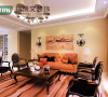 客厅家具选择深色为主，彰显欧式大气高贵的特点，再加上沙发布艺和地毯的颜色过度，整体协调稳重。