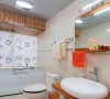 卫生间的白色洗手池，成功把复古的味道儿引入空间。原木的长方形设计，创意新颖又实用。