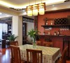 餐厅选用的都是不同等级的红木，和整个客厅相互呼应