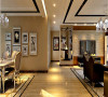 宽敞的过道将客厅与餐厅分隔开，客厅与餐厅设计上相统一，相呼应。