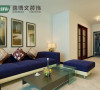 沙发背景简单的采用现代风格画装饰，简单时尚，搭配拐角沙发很好的利用了客厅空间。