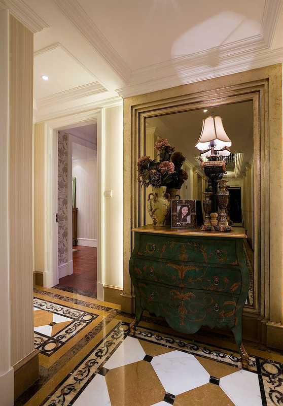 欧式 高贵 奢华 浪漫 三居室 温馨 舒适 玄关图片来自成都生活家装饰在131平浪漫欧式大宅的分享