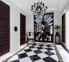 门厅的设计风格是对传统中式风格的改良和延续，它打破了中式风格中规中矩的色彩及造型，融合了现代格子流行元素和大胆的黑白色彩搭配，形成了具经典性与时尚型于一体的新中式别墅装修风格。