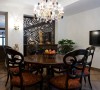 餐厅以简洁为主导，米色带有复古花纹的窗帘与同花型的软包餐桌椅搭配，协调而富有层次，墙面上简约的圆镜，增加了视觉的通透感，使不大的餐厅沉稳而不泛柔美。