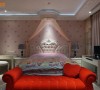 粉嫩的空间配色，公主风的吊顶纱帘，由天花八角形的线板垂落优雅而梦幻的卧室空间。
