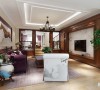 客厅设计以“荷”为题，随处可见自然木色，以及荷花荷叶点缀，或配以淡紫淡绿，使室内空间更加生机，不似传统中式的严肃，让家里处处见景，处处是景。