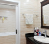 卫浴空间设计相对简洁，浴缸和淋浴的设置有力的节省了室内空间。浅色纹路大理石，白色的洗手台，空间整体上较整洁、干净。