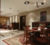 餐厅和客厅内采用暖色的墙纸和冷色的抛光砖形成对比，加上具有中国民族特色的地毯，体现了主人稳重的性格，以及内敛成熟的品位。置身其中，让人感受到一切都是那么的平静安详。