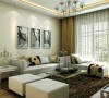素雅大方的沙发与窗帘交相呼应，在米色墙体的衬托下非常和谐，几幅风景画画龙点睛。