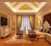 在这套别墅设计案例中，三层的设计与一层类似。客卧沿袭一层的奢华设计，地毯、皮质软包、金色装饰随处可见，为客人带来奢华的享受，满足业主的展示需求。