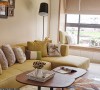 压低高度的布质沙发与窗边卧榻，形构舒适解压的轻松氛围。