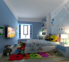 设计理念：床头背景使用了手绘墙，小鹿的动画形象生动活泼，增添了乐趣。房间的墙面色调则使用了浅蓝色，给小孩带来无限的想象空间。
亮点：色彩的使用非常适合小孩房的设计，无限缤纷的色彩，有助于小孩的成长。