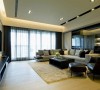 黑灰白为主的极简利落空间，以进口橡木岩石灰的木地板调和空间暖度。