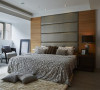 主卧房同样拥有极佳的采光条件，主卧室以木质纹理与皮革绷布，强调温馨舒适的睡眠空间。