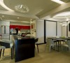 中岛厨房与餐厅区的上方的弧形灯带，串起两方的设计氛围。