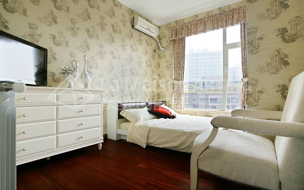 卧室图片来自美颂雅庭装饰在华清园后现代低调奢华风的分享