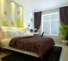 浅色地板和白色的床头背景墙搭配白色床头和白色家具，使卧室空间清新淡雅。紫色的床单和窗帘，以及深色的地毯穿插其中，增加空间活泼的气氛和色彩的种类，使卧室更加灵动素雅。