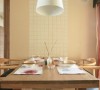 中式自然要有经久耐用的木制餐桌，配上复古的椅子，和淡雅的餐具非常有禅意。