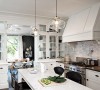 厨房以白色为主色调，欧式风范十足。吊灯是这个屋子里变换最多，造型最
特别的家具，这个厨房的吊灯亦是如此。