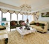 简单的靠垫和抱枕，一组相宜的沙发，不仅增加了会客厅的浓郁感，也和淡绿色墙面相呼应，使得生命的气息扑面而来。沙发、地毯、咖啡几的组合更加突出配饰的整体性。