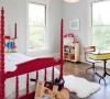 红色儿童床鲜艳显眼，房间里随意搭配小孩书桌与收纳柜，看似散漫，实际是映
衬孩子的天真、无拘无束的性子。