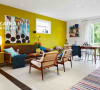 黄色的墙面搭配现代感的壁画，空间显得活泼明亮