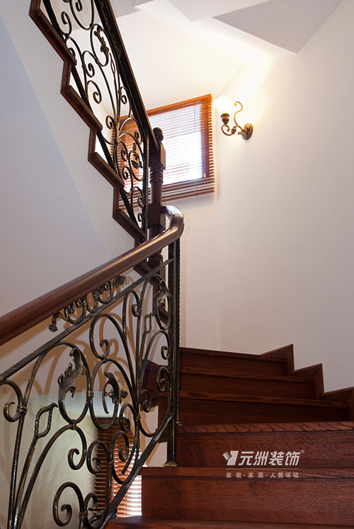 别墅 美式 实景样板间 沉稳大气 楼梯图片来自元洲葡萄在原河名墅五期738㎡美式风格装修的分享