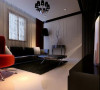 客厅运用欧式风格中的元素，简化到极致，来装饰墙面。