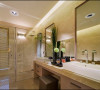 浴室的双面盆台面与机能独立的浴厕空间，光线明亮充足，不需外出也能够在家享受HOME SPA。
