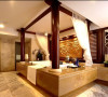原来作为起居室的部分，设计师将它改成了一个超级豪华的浴室。