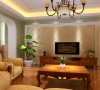 客厅：客厅配以简单的电视墙，沙发背景墙以挂画为主，简单大气