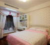 这件卧室用了大量粉色和碎花的元素，飘窗的设计更加甜美温馨。住在这样的卧室里的应该是美丽的小公主吧。