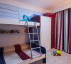 不同于主卧的宁静，儿童房采用鲜活的红蓝色搭配，体现出小孩子的活泼好动。