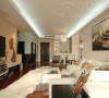 客厅以淡雅的色彩为主调，配以同色系的布艺沙发和灯饰，尽显舒适和优雅。