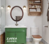 卫生间采用了干湿分离设计，墙面上的储物柜和绿色的浴室柜突出了居家的实用性