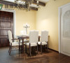 大波斯菊的色彩和浅白麻布以及罗马风情的餐桌。处处体现着复古的小情调。
