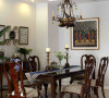 红棕色的实木家具再次成为餐厅内的主角。同样的，蓝色的桌饰同时点缀用餐环境。印第安风格的壁画为空间的整体增色。