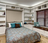 这间卧室相对简洁，白色的家具，以及床面的暗色碎花的处理让房间温馨浪漫。