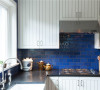 厨房用了白色的橱柜以及蓝色的墙面搭配，让不大的空间延伸感十足。