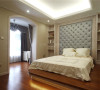 这间卧室的元素不多，采用了金属床架的设计，让欧式的气息十分浓厚，床下的地毯的布置让整个空间温馨柔软。