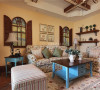 客厅设计简洁明快，沙发背景墙用了木质窗户的设计和四副精致小画，沙发采用了美式田园的碎花布艺，以及家具的蓝色与酱色的搭配，整体空间清新浪漫，充满了小资情调。