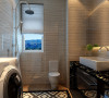 4平米的卫生间，整体墙面采用亮光的瓷砖，提高的室内的光感度，黑白相见的浴室柜，凸显现代风格，大面积的浴室镜在视觉上增强空间感。