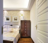 卧室采用了复古的简单设计，制造出轻松的氛围。