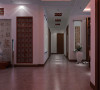 直通式的过厅使得空间更加的明亮、干净。使得空间更显开阔。