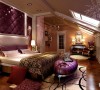 女儿房选用了浪漫梦幻的玫瑰紫色作为整个空间的主色调。入口处的粉色纱帘将卧室分割为内外两个空间，外侧休闲，内侧成为独立的休息区域;上方侧开的天窗将阳光引入到室内，温暖闲适;皮质的床尾凳和床头装饰交相辉映。