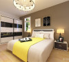 卧室整体刷白，浅色地板凸显温馨感。床头背景墙为咖啡色，浅色的床品冲淡深色带来的压抑感，床单上的明黄色可以有效打破黑白灰带来的平淡感，丰富了色彩
