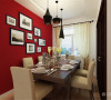 餐厅部分，也运用了与客厅相同的红色，配以照片墙，让墙面不会太艳。依旧是深木色的餐桌，配米白色软包的餐椅，让客餐厅和谐统一。
