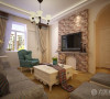 客厅区的茶几也是选用了简洁的白色，沙发选用了地中海风格的布艺沙发，在客厅区的沙发背景墙上做了一个地中海元素的造型设计，使整个空间看起来更有层次感